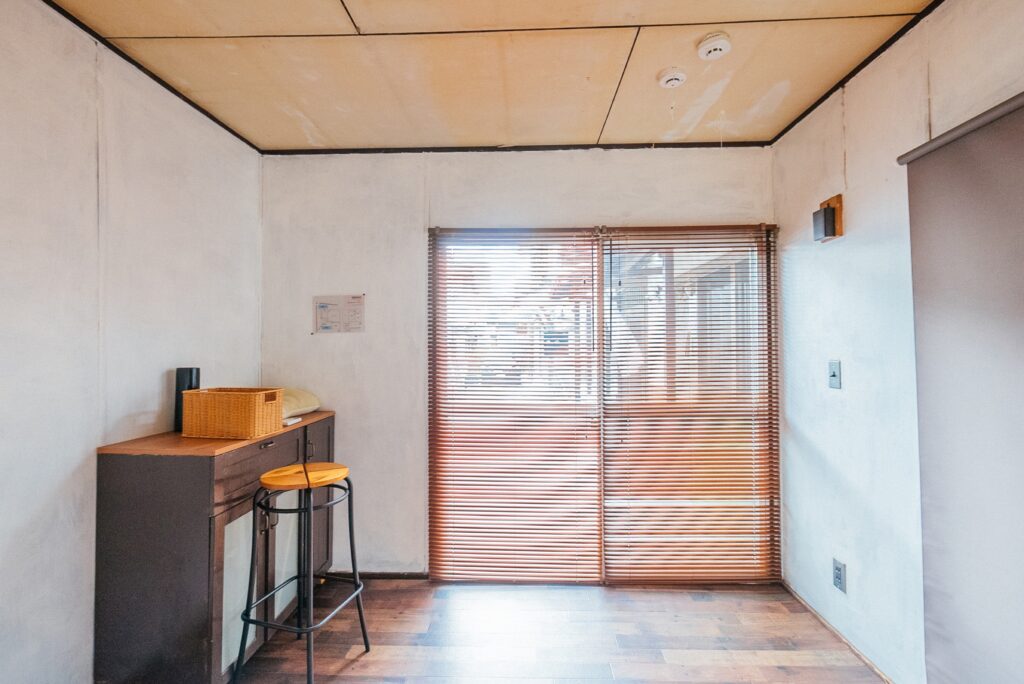 Bedroom III with a desk and window blinds