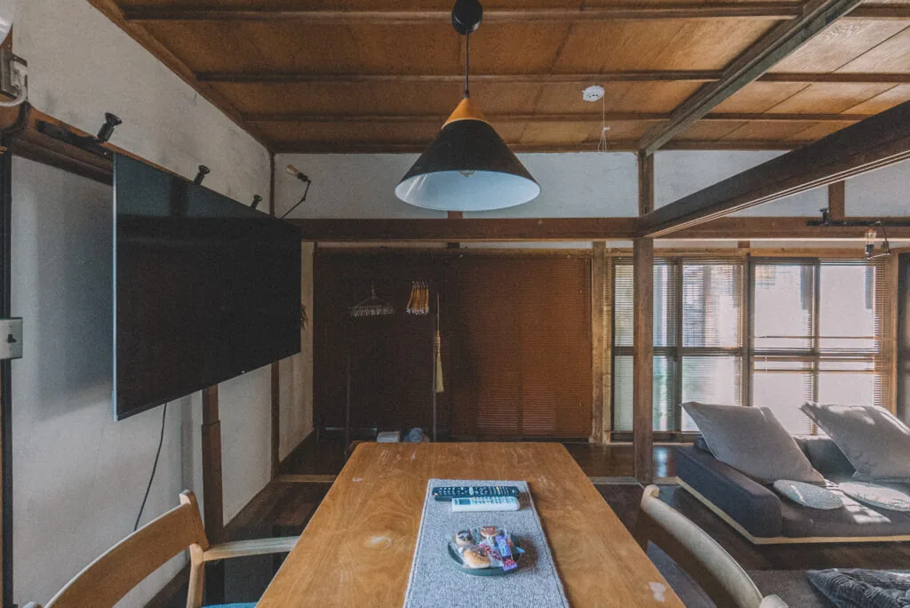 Dining table under the pendant lamp